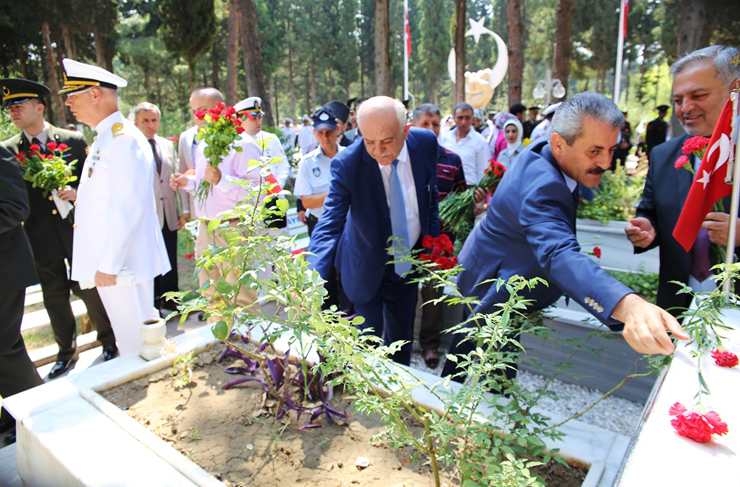 bayramlaşma-şehitliki2