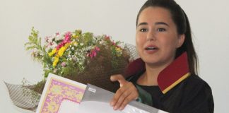 Genç Avukat Cübbesini Giydi