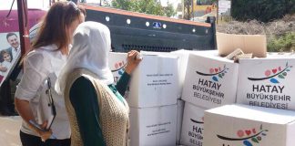 HBB, Temel Gıda Maddelerini İçeren Yardım Kolilerini Altınözü’nde Dağıttı