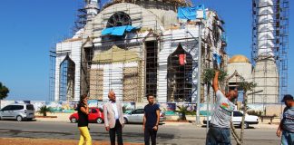Sahil Camii Önündeki Meydanda Peyzaj Çalışması Yapılıyor