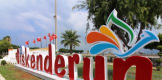 Sahile “İskenderun” Yazılı Şehir Logosu Yerleştirildi