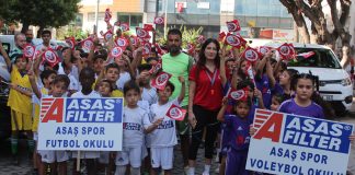 Asaşspor Futbol ve Voleybol Okulu Sporcularının Tören Geçişi Beğeni Topladı