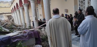 Yıkılan Katedralde Yıkıntılar Arasında Anma Ayini