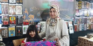 Azize Alkaç Çocuklara Ebru Aşkını Aşılıyor