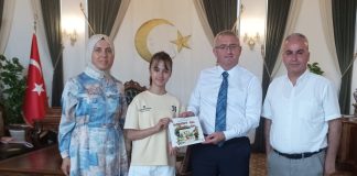 Küçük Yazar Beren Bilgin’den Kaymakam Önder’e Anlamlı Hediye