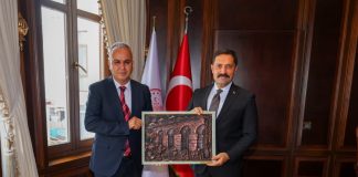 “Erzin’in Hafızası” Rölyefi Vali Masatlı’ya Sunuldu
